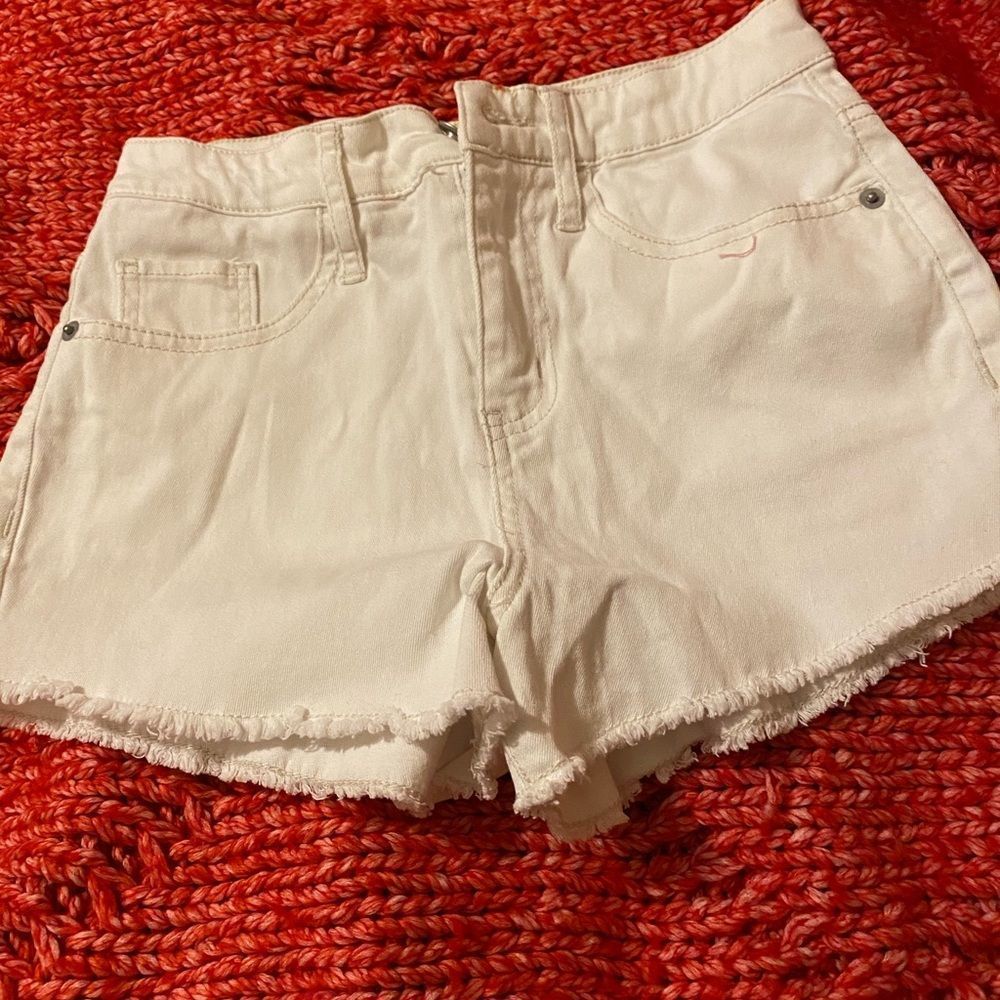 White Demi short  front zipper 2 pockets